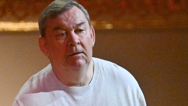 Бывший директор Большого театра Владимир Урин на прощании с хореографом, народным артистом СССР Юрием Григоровичем на Исторической сцене Большого театра Бывший директор Большого театра Владимир Урин на прощании с хореографом, народным артистом СССР Юрием Григоровичем на Исторической сцене Большого театра