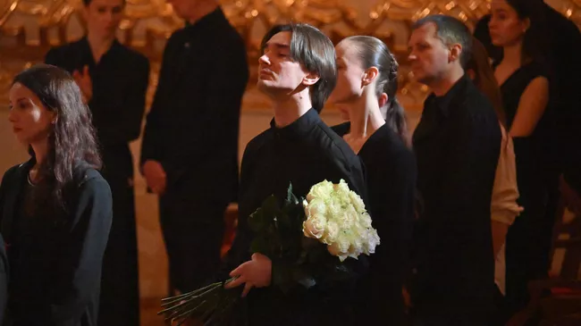 Артист балета, премьер Большого театра Владислав Лантратов на прощании с хореографом, народным артистом СССР Юрием Григоровичем на Исторической сцене Большого театра Артист балета, премьер Большого театра Владислав Лантратов на прощании с хореографом, народным артистом СССР Юрием Григоровичем на Исторической сцене Большого театра