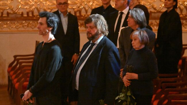 Дирижер Феликс Коробов на прощании с хореографом, народным артистом СССР Юрием Григоровичем на Исторической сцене Большого театра Дирижер Феликс Коробов на прощании с хореографом, народным артистом СССР Юрием Григоровичем на Исторической сцене Большого театра