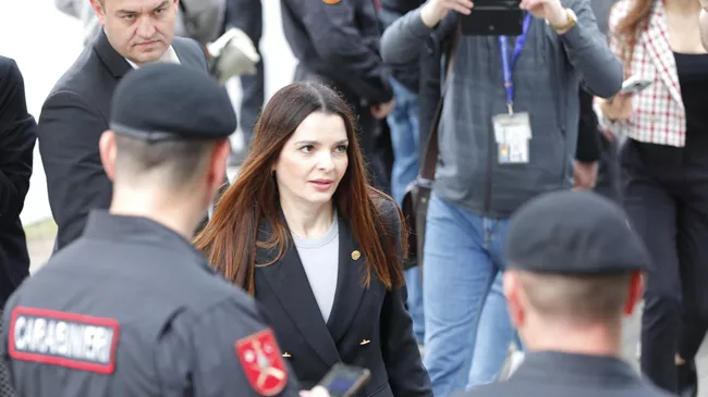 Глава Гагаузии Евгения Гуцул у здания суда в Кишиневе