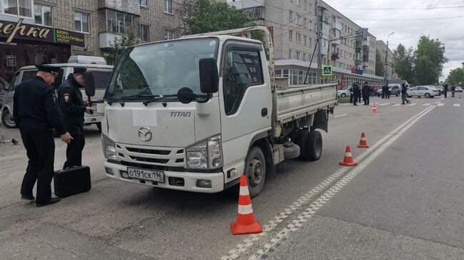 Место происшествия, где грузовик сбил женщину с ребенком, переходивших дорогу по пешеходному переходу в Свердловской области