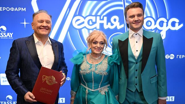 Певица Надежда Кадышева с мужем Александром Костюком и сыном Григорием Костюком