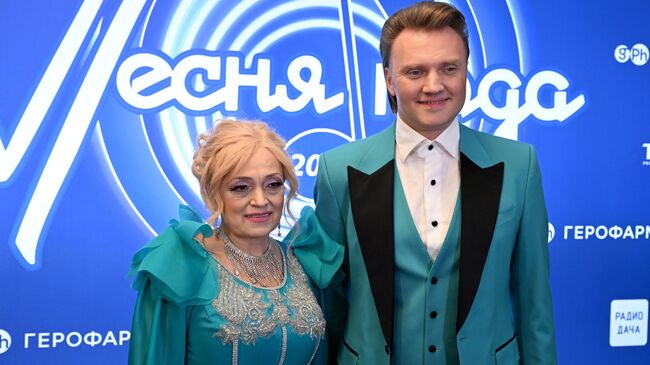 Певица Надежда Кадышева с сыном Григорием Костюком