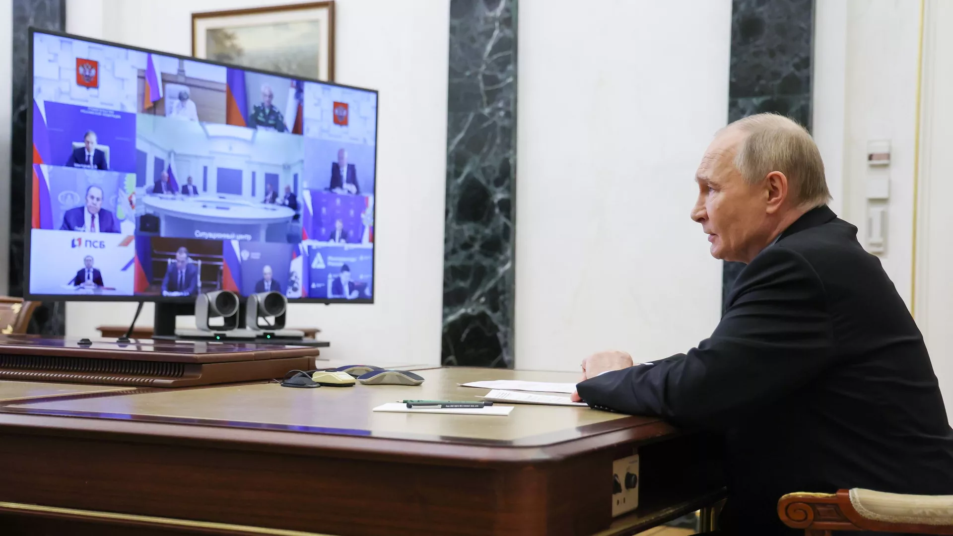 Президент РФ Владимир Путин проводит в режиме видеоконференции заседание Комиссии по вопросам военно-технического сотрудничества с иностранными государствами - РИА Новости, 1920, 23.05.2025