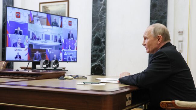 Президент РФ Владимир Путин проводит в режиме видеоконференции заседание Комиссии по вопросам военно-технического сотрудничества с иностранными государствами