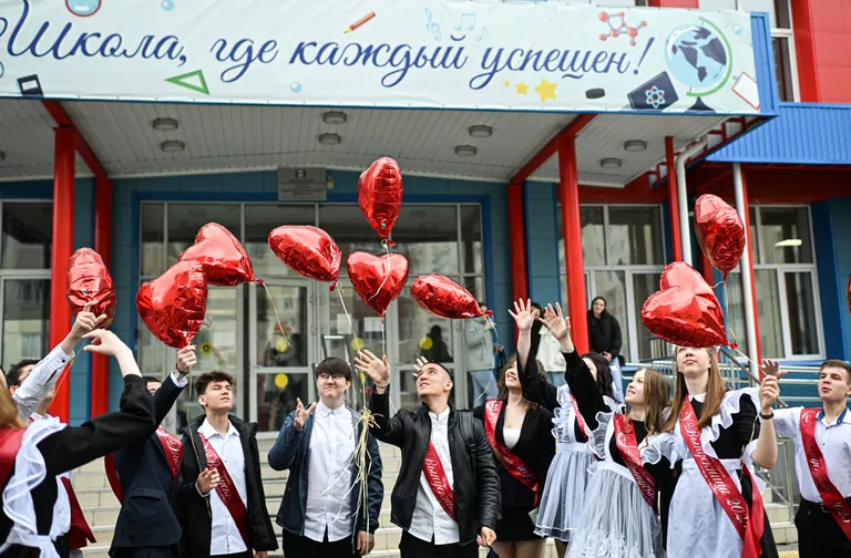 Последние звонки в школах России и странах СНГ Последние звонки в школах России и странах СНГ