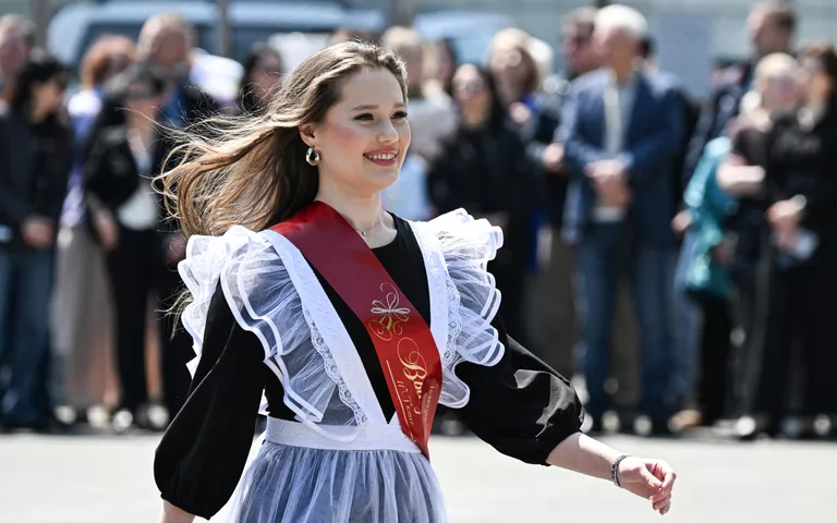 Выпускница гимназии №2 Владивостока на последнем звонке Выпускница гимназии №2 Владивостока на последнем звонке