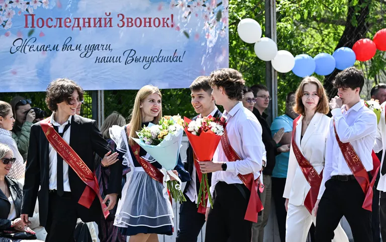 Последние звонки в школах России и странах СНГ Последние звонки в школах России и странах СНГ