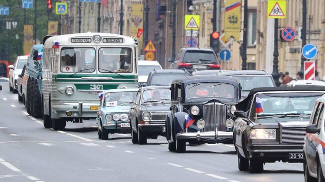 Парад ретротранспорта в Санкт-Петербурге