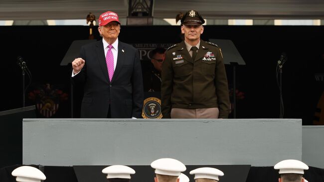 Президент США Дональд Трамп на торжественной церемонии в военной академии Вест Поинт. 24 мая 2025