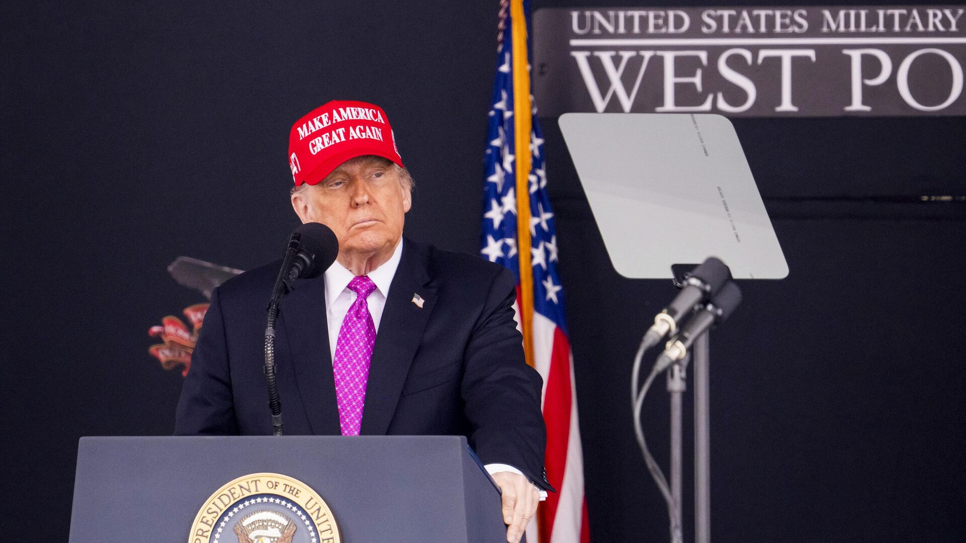 Президент США Дональд Трамп на торжественной церемонии в военной академии Вест Поинт. 24 мая 2025 - РИА Новости, 1920, 24.05.2025