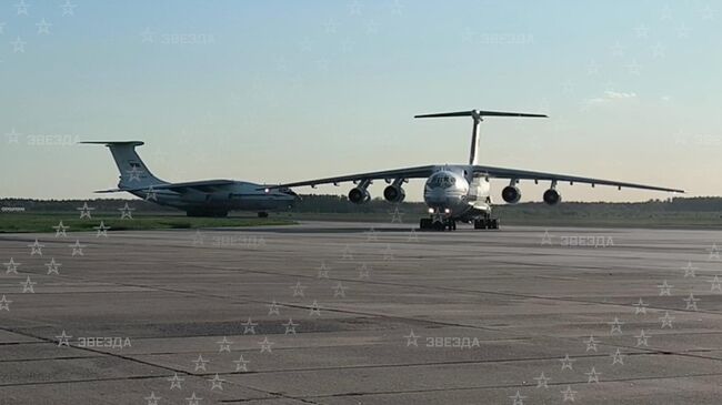 Самолет с 307 освобожденными из украинского плена российскими военнослужащими приземлился в Подмосковье