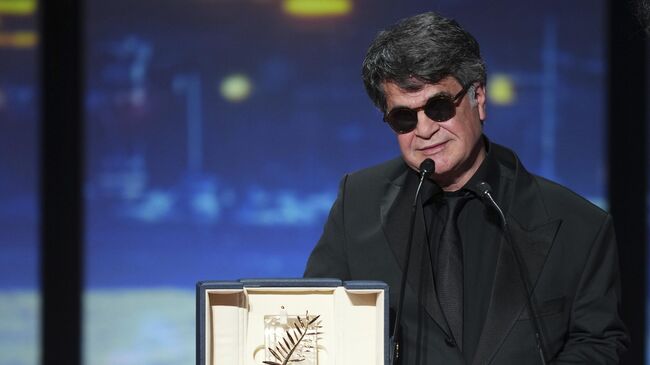 Режиссер Джафар Панахи во время церемонии награждения 78-го международного кинофестиваля в Каннах