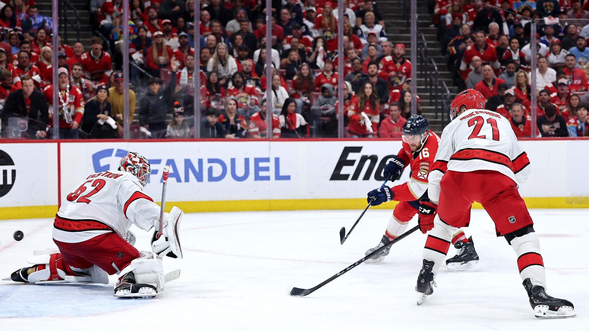 Эпизод матча Флорида Пантерз - Каролина Харрикейнз - РИА Новости, 1920, 25.05.2025