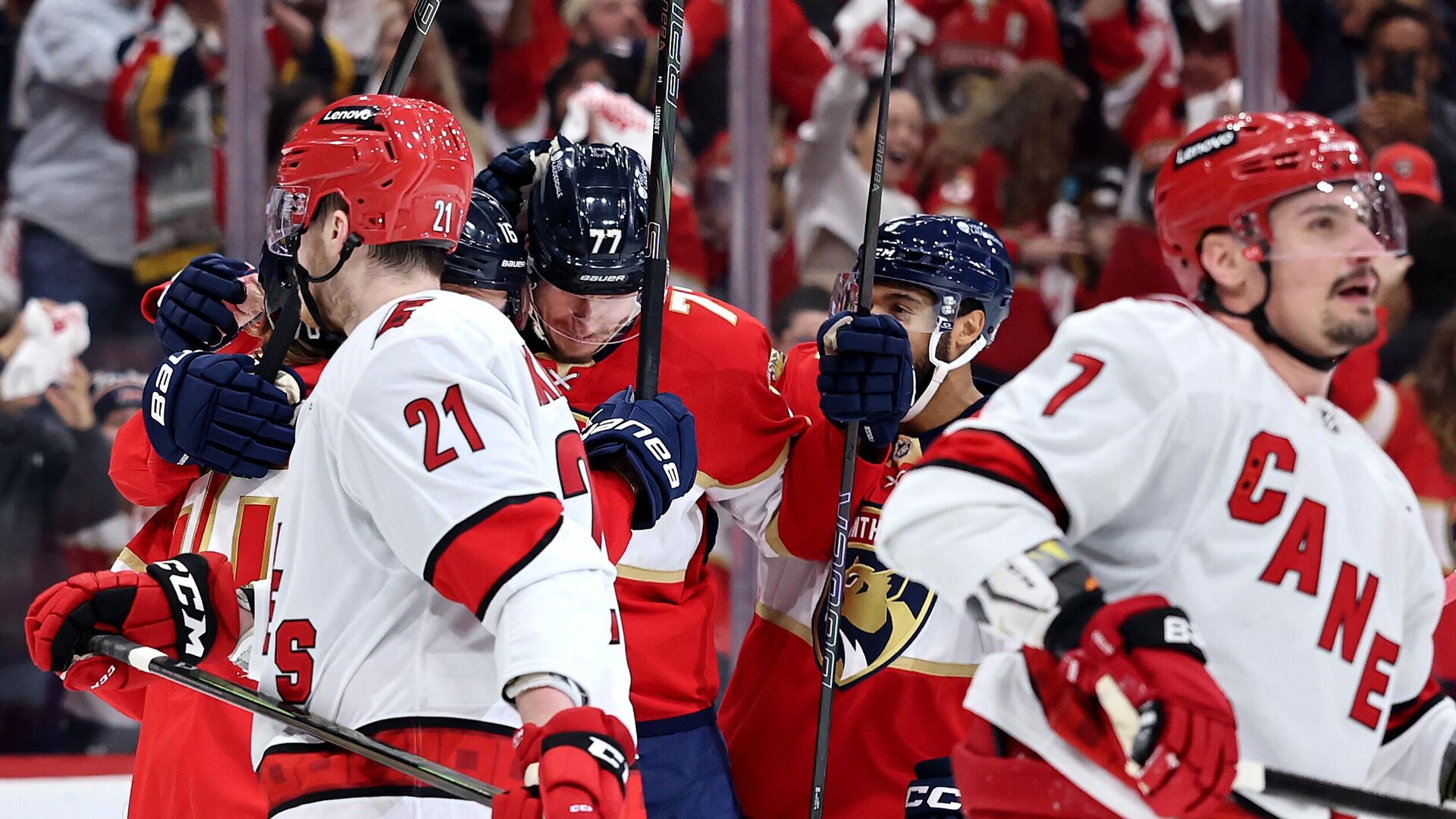 Хоккеисты Каролины Харрикейнз Александр Никишин (слева) и Дмитрий Орлов на матче против Флориды Пантерз - РИА Новости, 1920, 25.05.2025