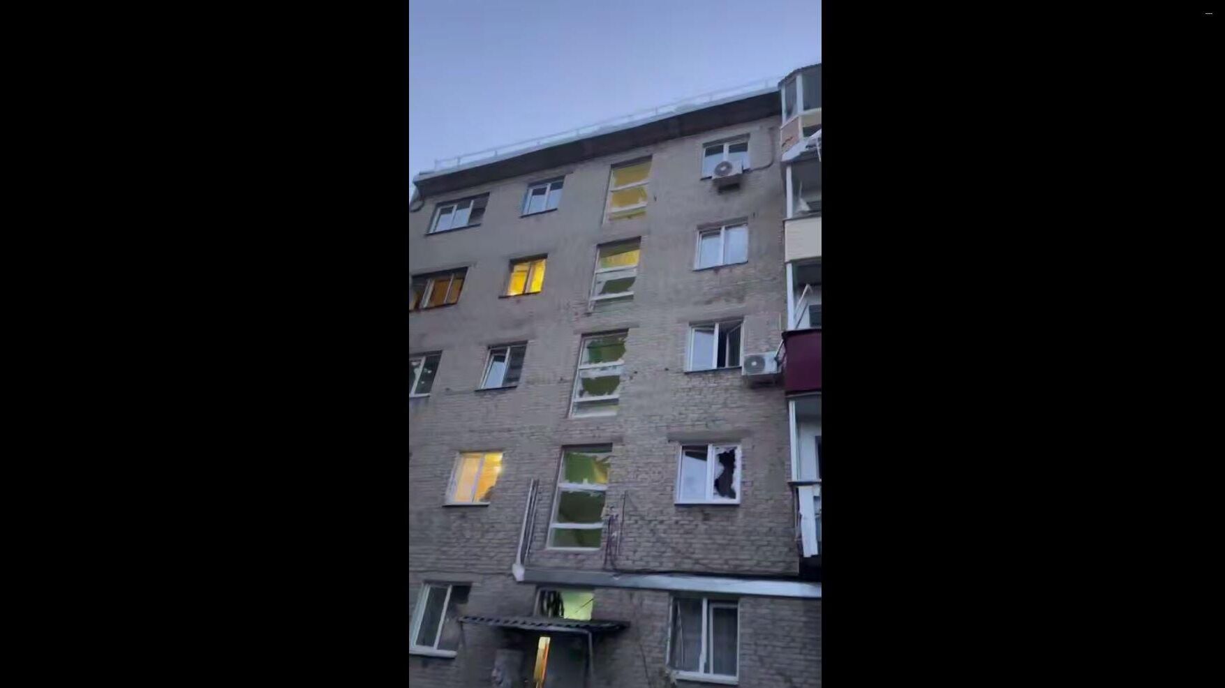 Последствия падения беспилотника во дворе жилого дома в Туле - РИА Новости, 1920, 25.05.2025