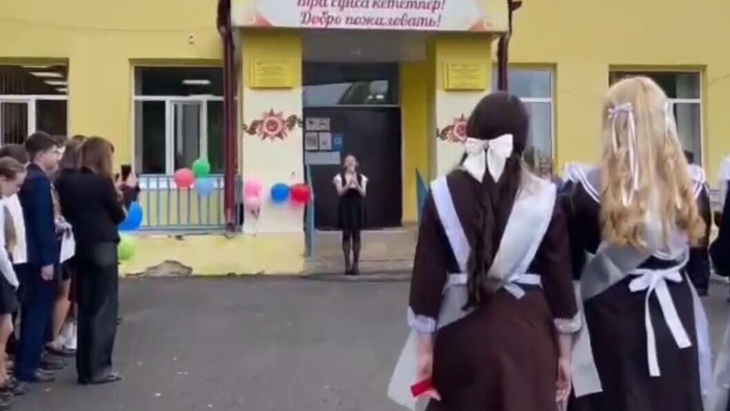 Выступление ученицы на Последнем звонке в школе в Янтиковском районе Чувашии. Кадр видео из соцсетей Выступление ученицы на Последнем звонке в школе в Янтиковском районе Чувашии. Кадр видео из соцсетей - РИА Новости, 1920, 25.05.2025