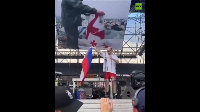 Осквернение российкого флага грузинским артистом