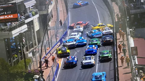 Столкновение автомобилей на старте гонки серии Porsche Supercup в Монте-Карло, Монако. 25 мая 2025