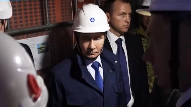 Путин на строительном лифте во время посещения Курской АЭС-2