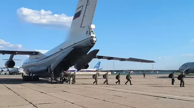 Самолет с освобожденными из украинского плена российскими военнослужащими приземлился в Подмосковье. Кадр видео