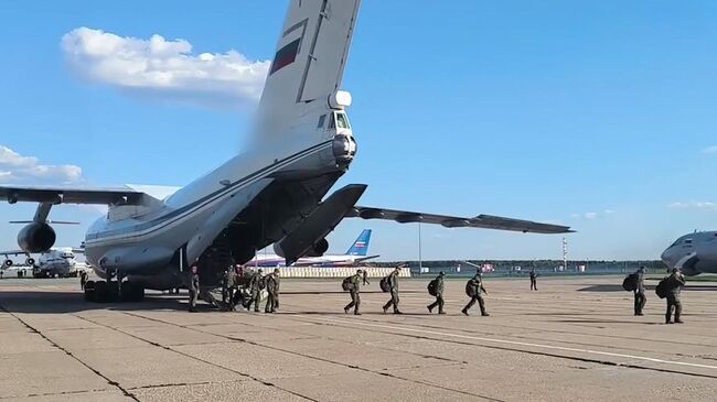 Самолет с освобожденными из украинского плена российскими военнослужащими приземлился в Подмосковье. Кадр видео