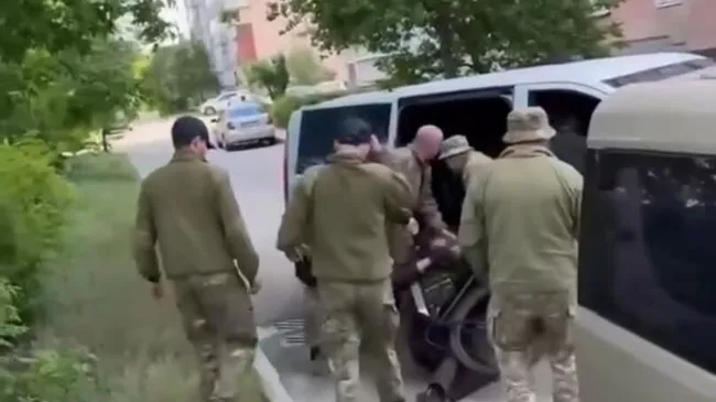 Сотрудники ТЦК задержали велосипедиста в Харькове, Украина. Кадр видео из соцсетей