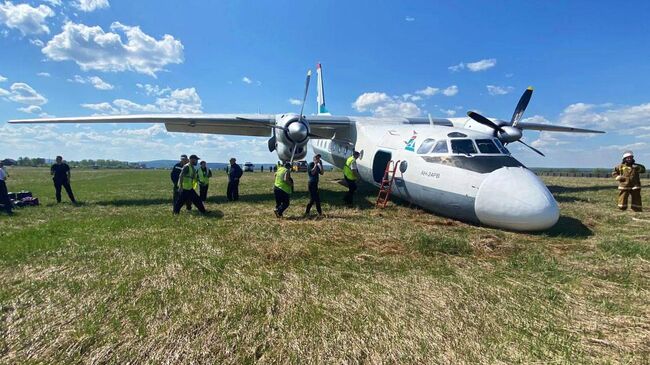 Самолет Ан-24, выкатившийся за пределы ВПП в аэропорту Киренска Самолет Ан-24, выкатившийся за пределы ВПП в аэропорту Киренска