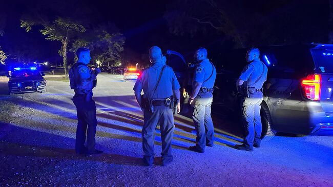 Сотрудники полиции на месте произошедшей стрельбы в Литл-Ривер в Южной Каролине