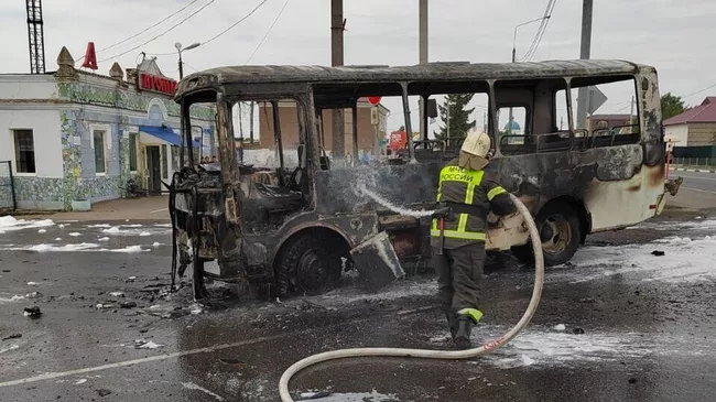 Сотрудники МЧС ликвидируют возгорание автобуса в Орловской области