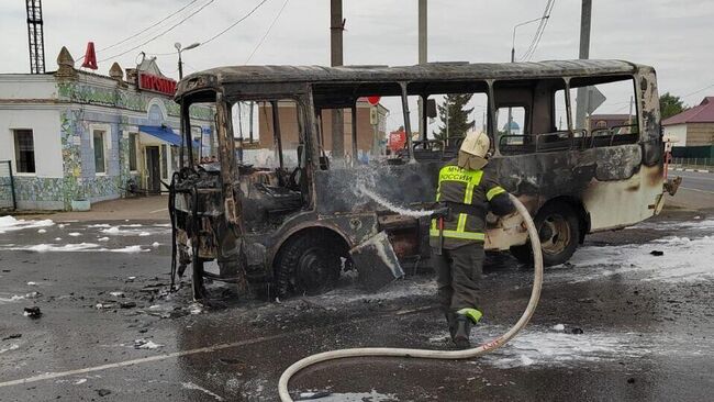 Сотрудники МЧС ликвидируют возгорание автобуса в Орловской области