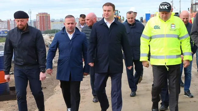 Губернатор Омской области Виталий Хоценко во время проверки капитального ремонта