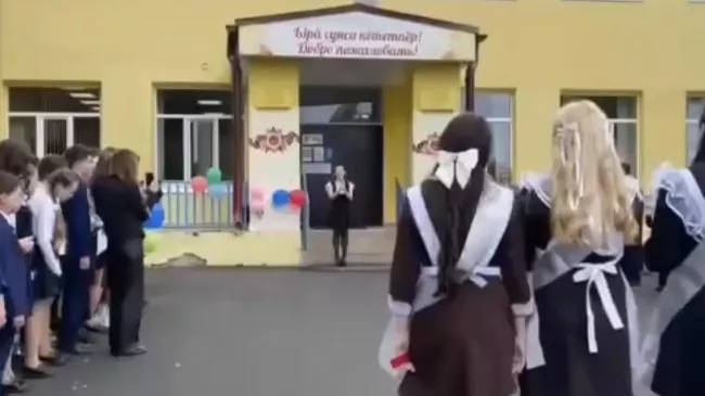 Кадр видео с последнего звонка Ян-Норвашской средней школы