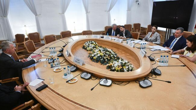 Председатель ЛДПР, председатель комитета Государственной Думы РФ по международным делам Леонид Слуцкий и депутат Европейского парламента от Люксембурга Фернан Картайзер во время встречи