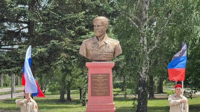 Памятник командиру отдельного разведывательного батальона Спарта, погибшему при освобождении Волновахи, Владимиру Жоге Памятник командиру отдельного разведывательного батальона Спарта, погибшему при освобождении Волновахи, Владимиру Жоге