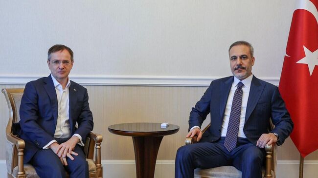 Помощник президента России Владимир Мединский и министр иностранных дел Турции Хакан Фидан во время встречи в Москве