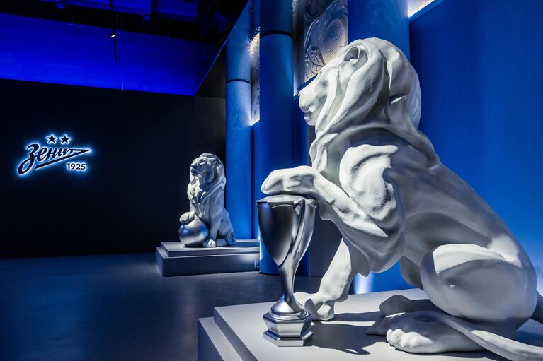 Львы на входе на выставку Зенит — Петербург. 100 лет вместе Львы на входе на выставку Зенит — Петербург. 100 лет вместе