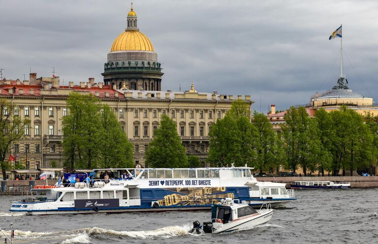 Проход Сине-бело-голубой флотилии по реке Неве в рамках празднования 100-летия ФК Зенит Проход Сине-бело-голубой флотилии по реке Неве в рамках празднования 100-летия ФК Зенит