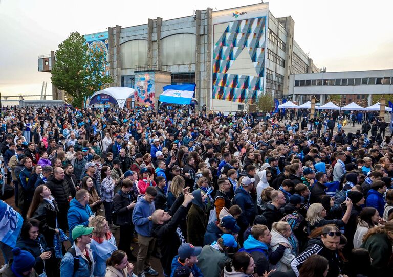 Болельщики на музыкальном фестивале в рамках празднования 100-летия ФК Зенит Болельщики на музыкальном фестивале в рамках празднования 100-летия ФК Зенит