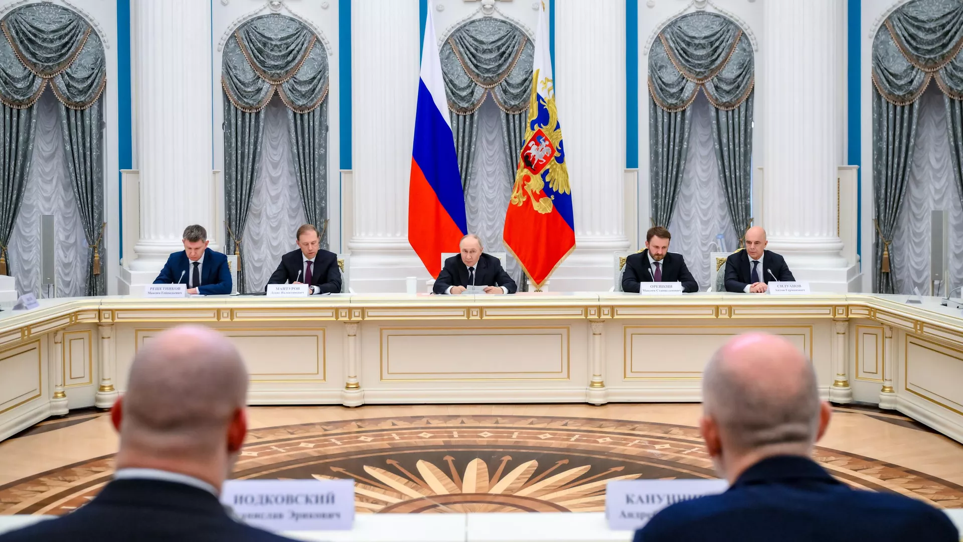 Президент РФ Владимир Путин во время встречи с представителями российских деловых кругов - РИА Новости, 1920, 26.05.2025