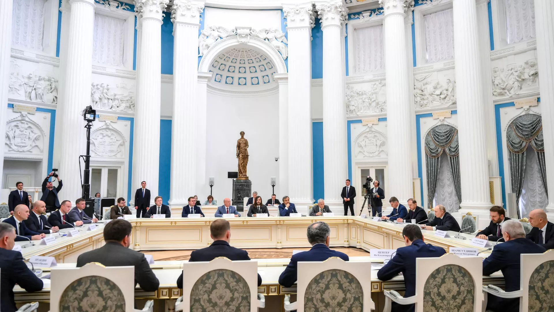 Президент РФ Владимир Путин во время встречи с представителями российских деловых кругов. 26 мая 2025 - РИА Новости, 1920, 26.05.2025