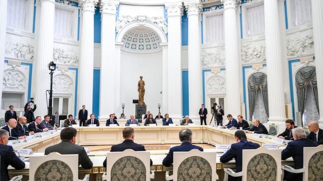 Президент РФ Владимир Путин во время встречи с представителями российских деловых кругов. 26 мая 2025