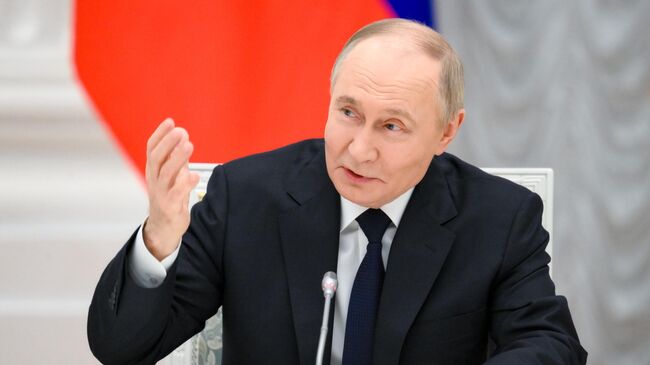 Президент РФ Владимир Путин во время встречи с представителями российских деловых кругов