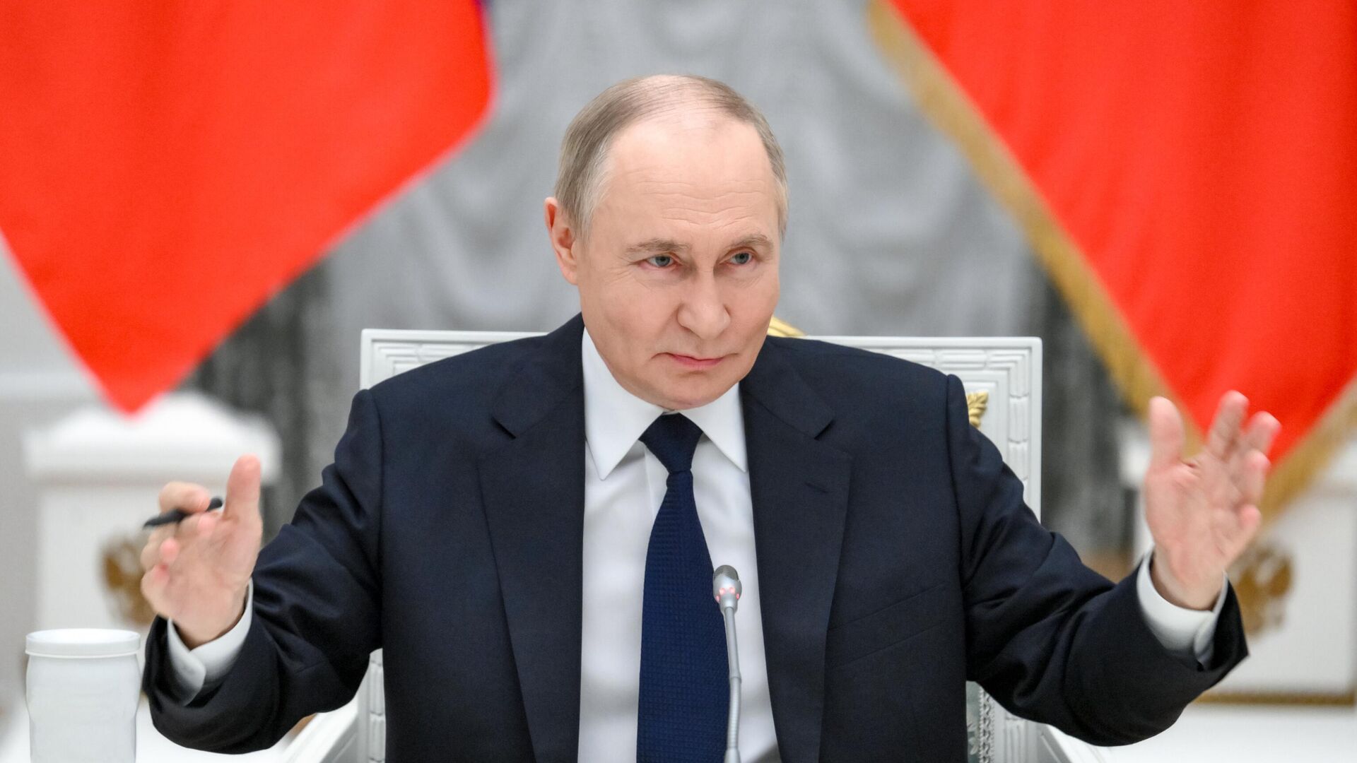 Президент РФ Владимир Путин во время встречи с представителями российских деловых кругов - РИА Новости, 1920, 26.05.2025