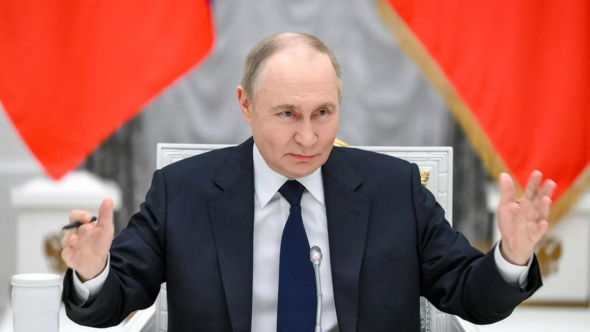 Президент РФ Владимир Путин во время встречи с представителями российских деловых кругов Президент РФ Владимир Путин во время встречи с представителями российских деловых кругов - РИА Новости, 1920, 26.05.2025