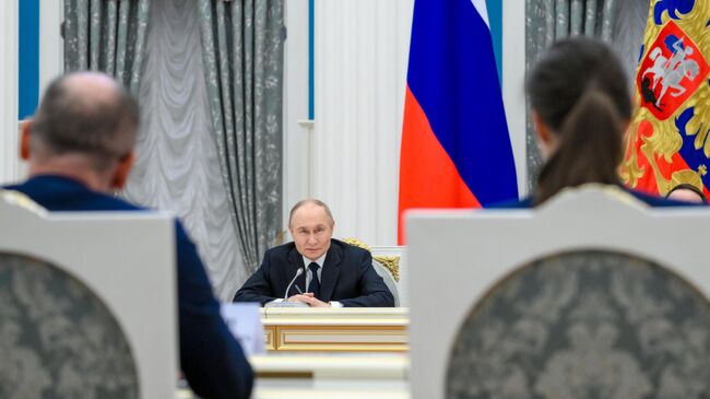 Президент РФ Владимир Путин во время встречи с представителями российских деловых кругов