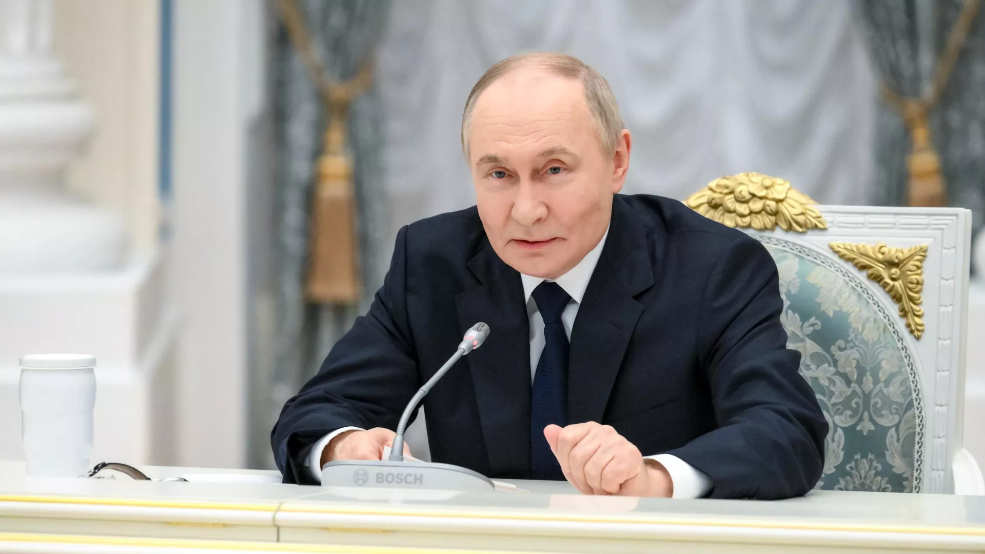 Президент РФ Владимир Путин во время встречи с представителями российских деловых кругов - РИА Новости, 1920, 26.05.2025