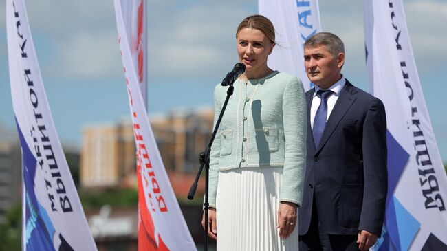 Директор по внешним связям ПСБ Вера Подгузова и глава Республики Чувашия Олег Николаев