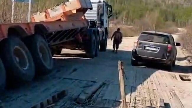 Мост через Обку в Приамурье, частично разрушенный после проезда большегруза
