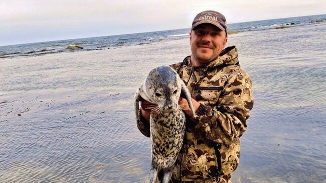 Сотрудник МЧС в Приморье, находясь на рыбалке, спас истощенного детеныша тюленя